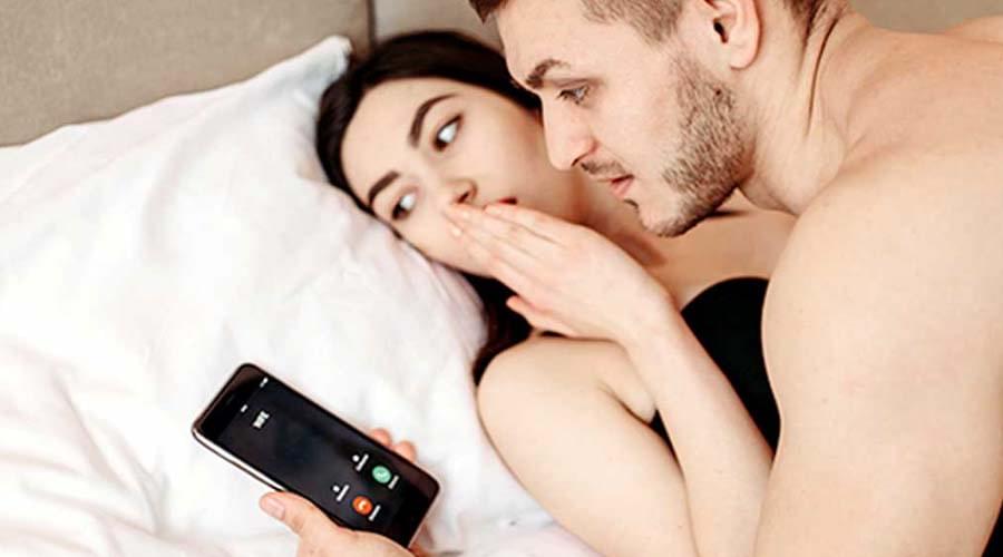 Telefoon checken in bed met partner